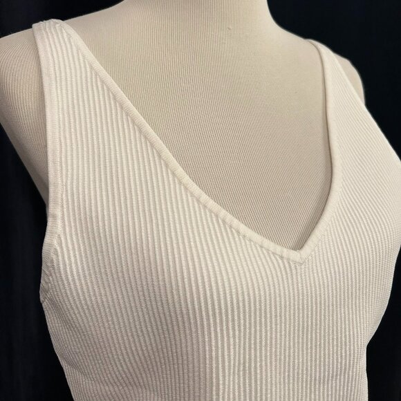 NWT Aritzia Babaton Sculpt Knit V-Neck Tank - Picture 5 of 6